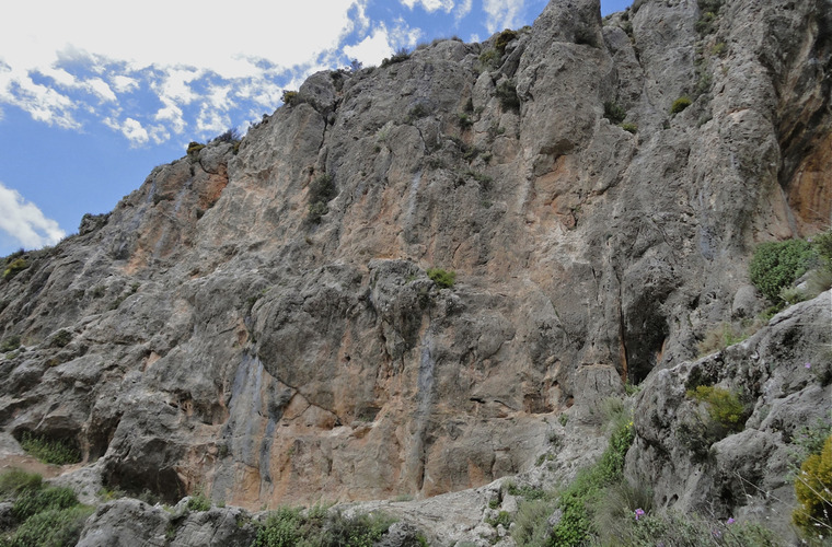 El Hombre de Mentira, La Cueva y La Placa