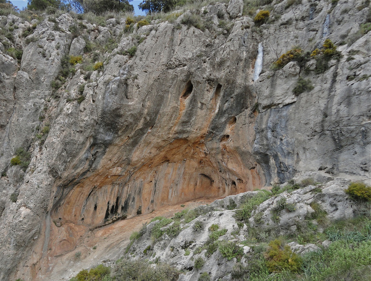El Hombre de Mentira, La Cueva y La Placa