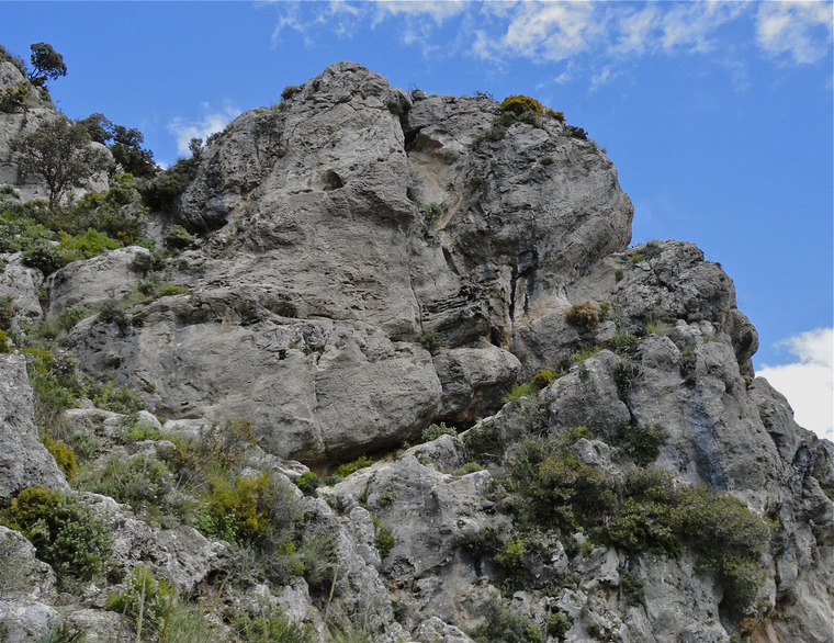 El Hombre de Mentira, La Cueva y La Placa