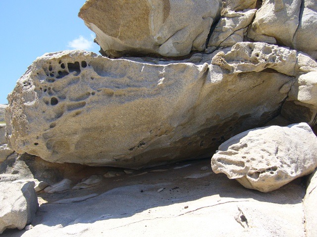 Hollow_rock