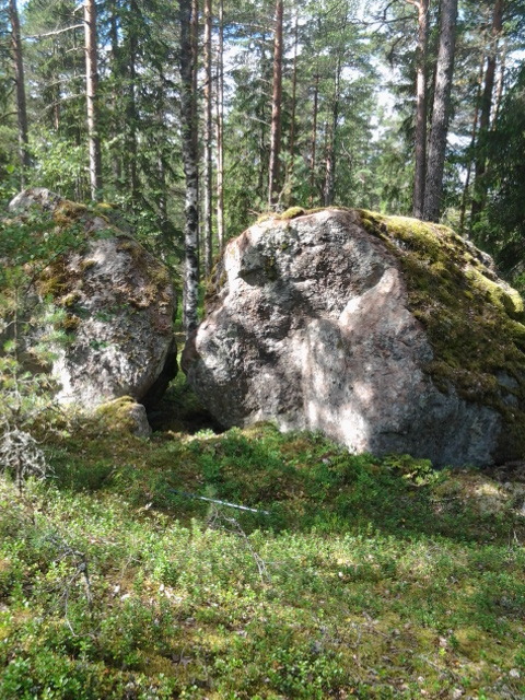 Pikkukivet välissä