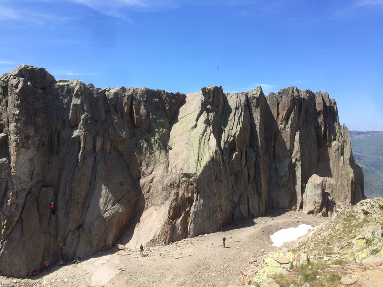 A droite de la brèche