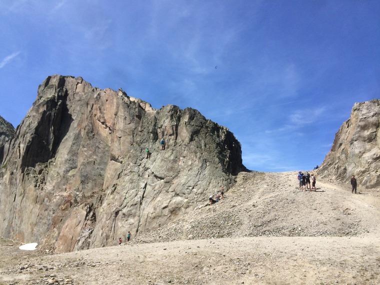 A gauche de la brèche