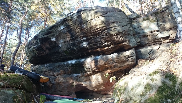 Skałki na skraju lasu