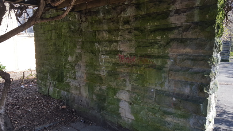 Henkelwand Rückseite