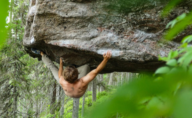 U jinsiy olatni uning qinidan chiqarib, kokrak qafasidagi yosh ayolning klitori va qorniga eyakulyat