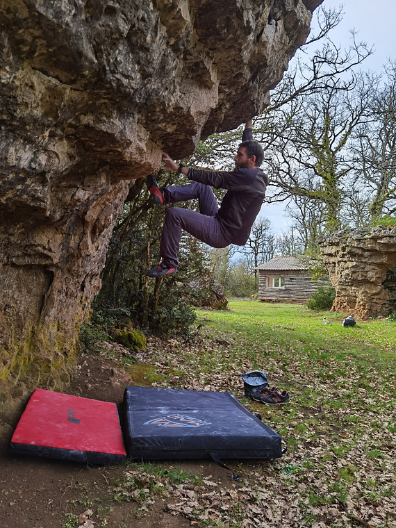 lots of boulders, marked with numbers. probably a guide of some sorts available in French 😉