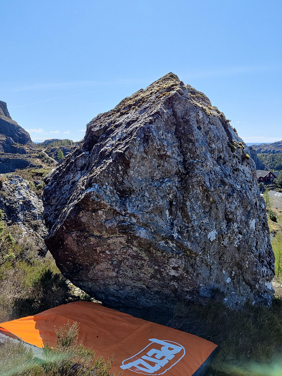 Solunds første stein 