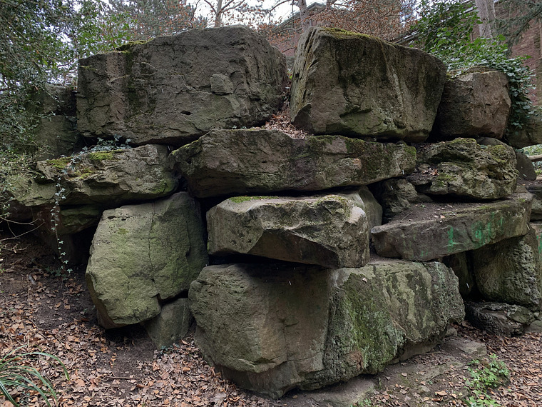 Steinblöcke im Schlosspark