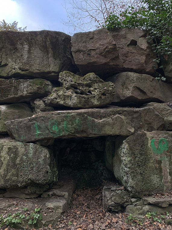 Steinblöcke im Schlosspark