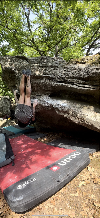 Cet melletti sziklák