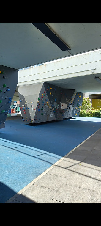 Outdoor boulderhal 